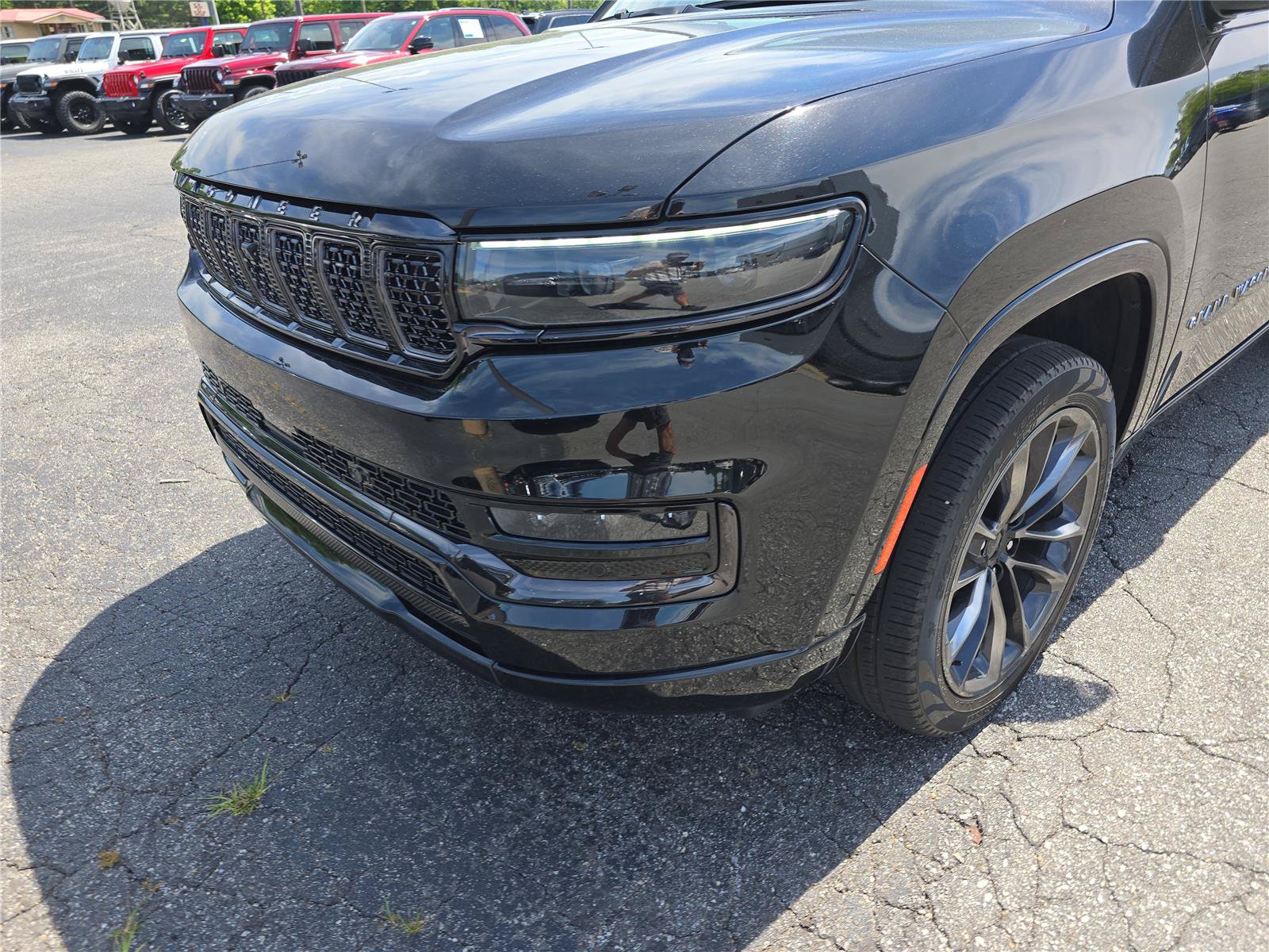 Used 2024 Jeep Wagoneer Series III w/ Premium Group I AWD/4WD image 9