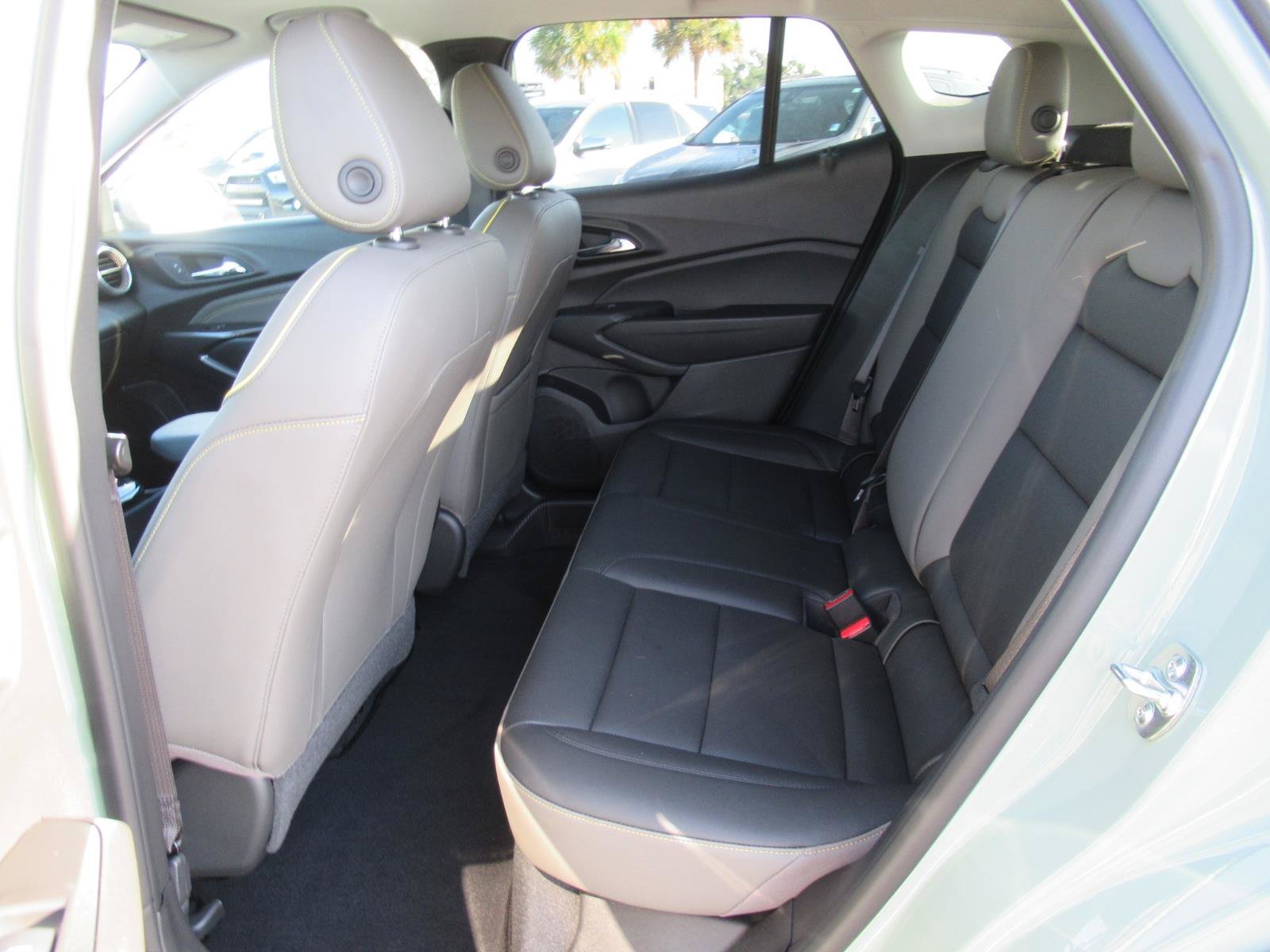 Used 2025 Chevrolet Trax ACTIV w/ Sunroof Package FWD image 34