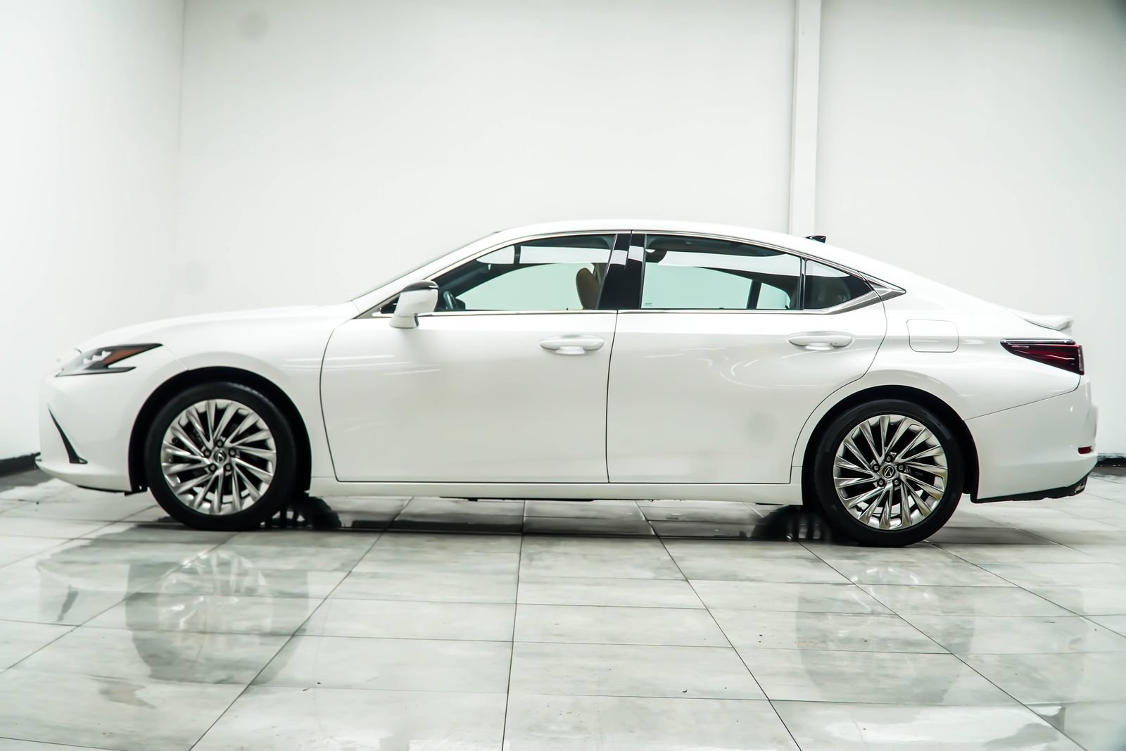Used 2022 Lexus ES 350 Ultra Luxury w/ Accessory Package 2 FWD image 11