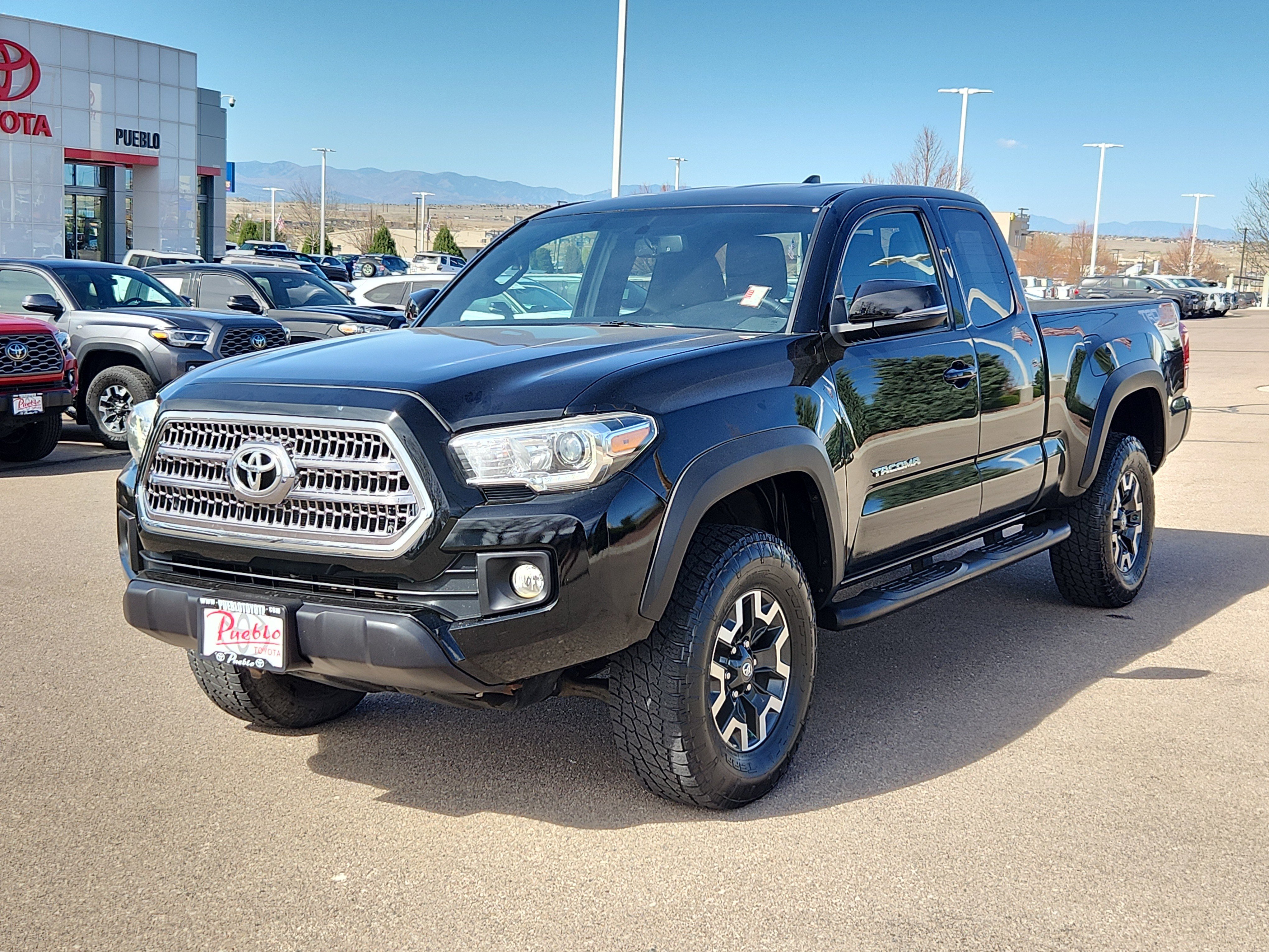 Used 2016 Toyota Tacoma TRD Off-Road w/ Premium & Technology Package image 4