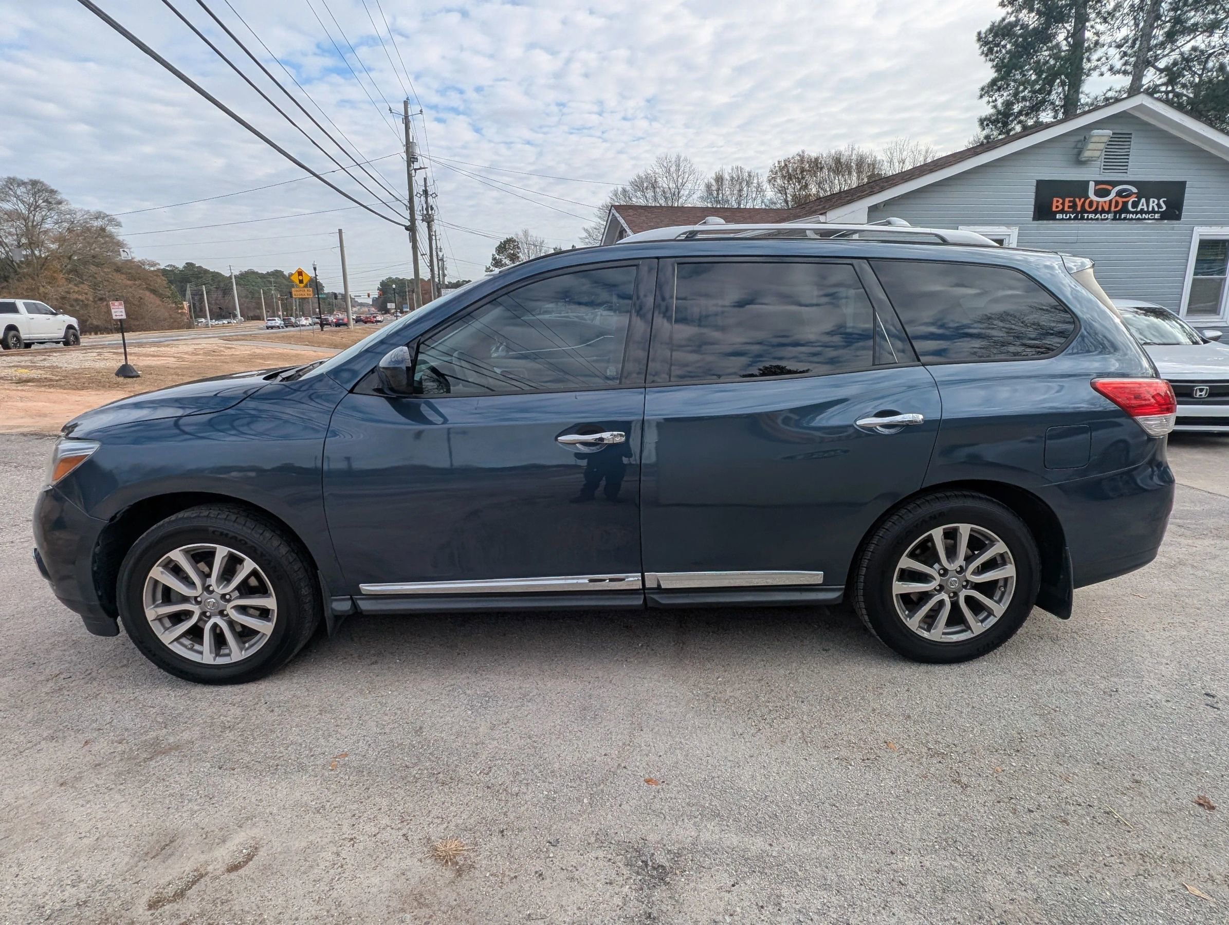 Used 2014 Nissan Pathfinder SL w/ SL Premium Package FWD image 3