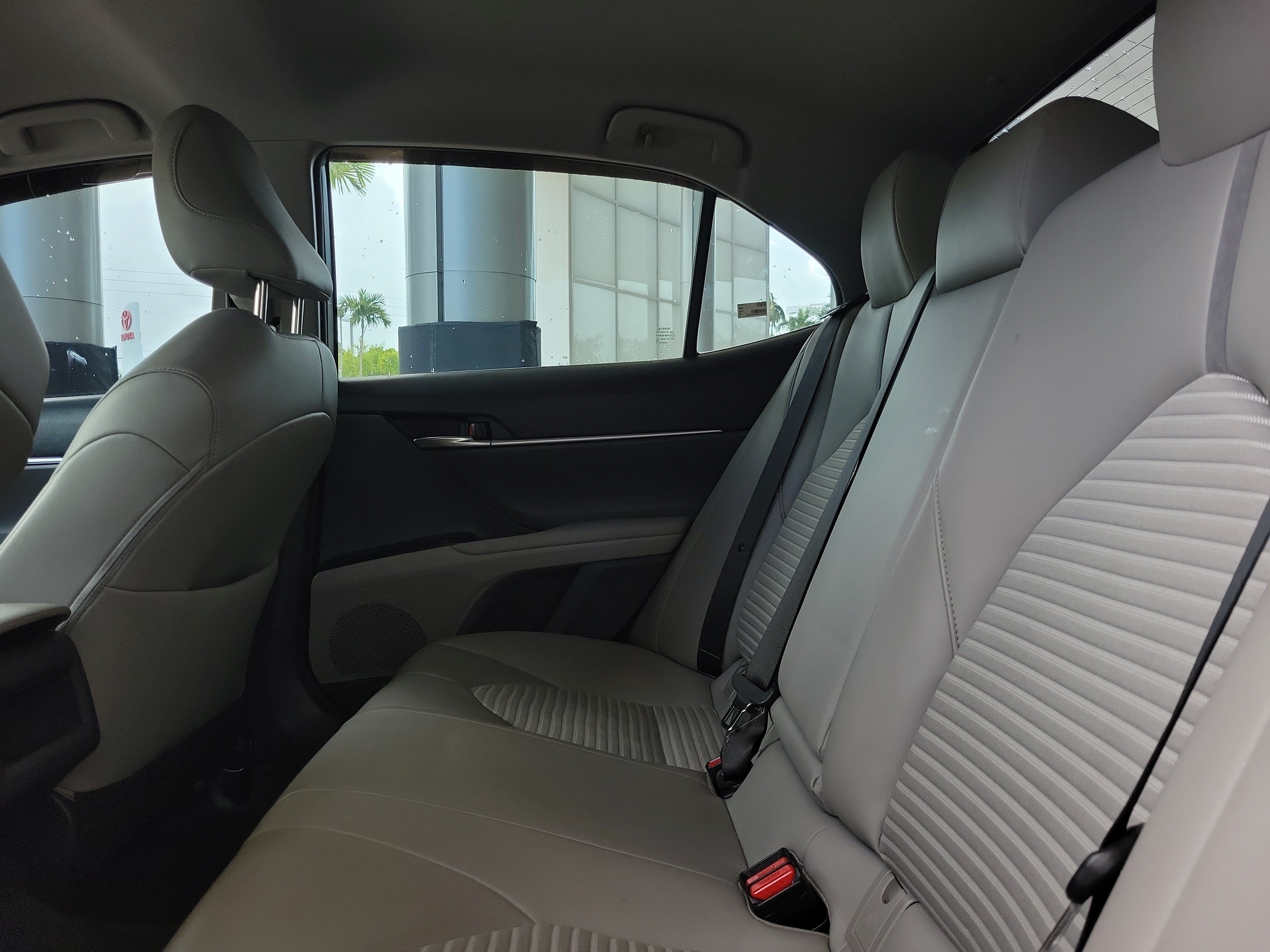 Used 2018 Toyota Camry SE w/ Convenience Package FWD image 10