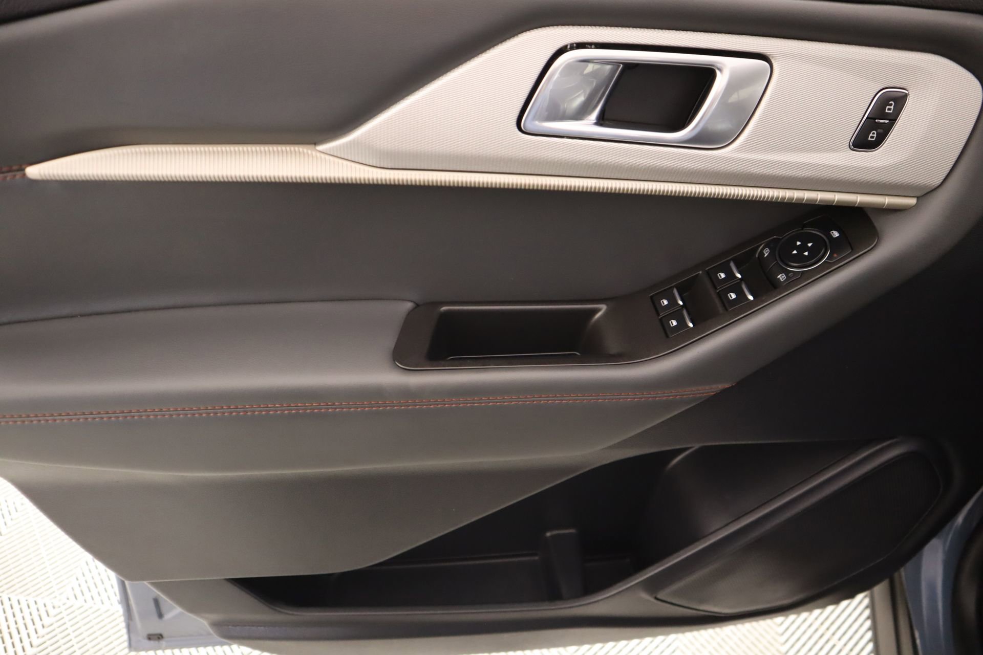 Used 2025 Ford Explorer Active w/ Active Comfort Package image 17