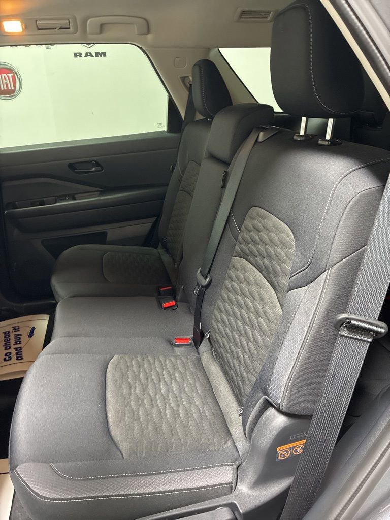 Used 2024 Nissan Pathfinder S image 18