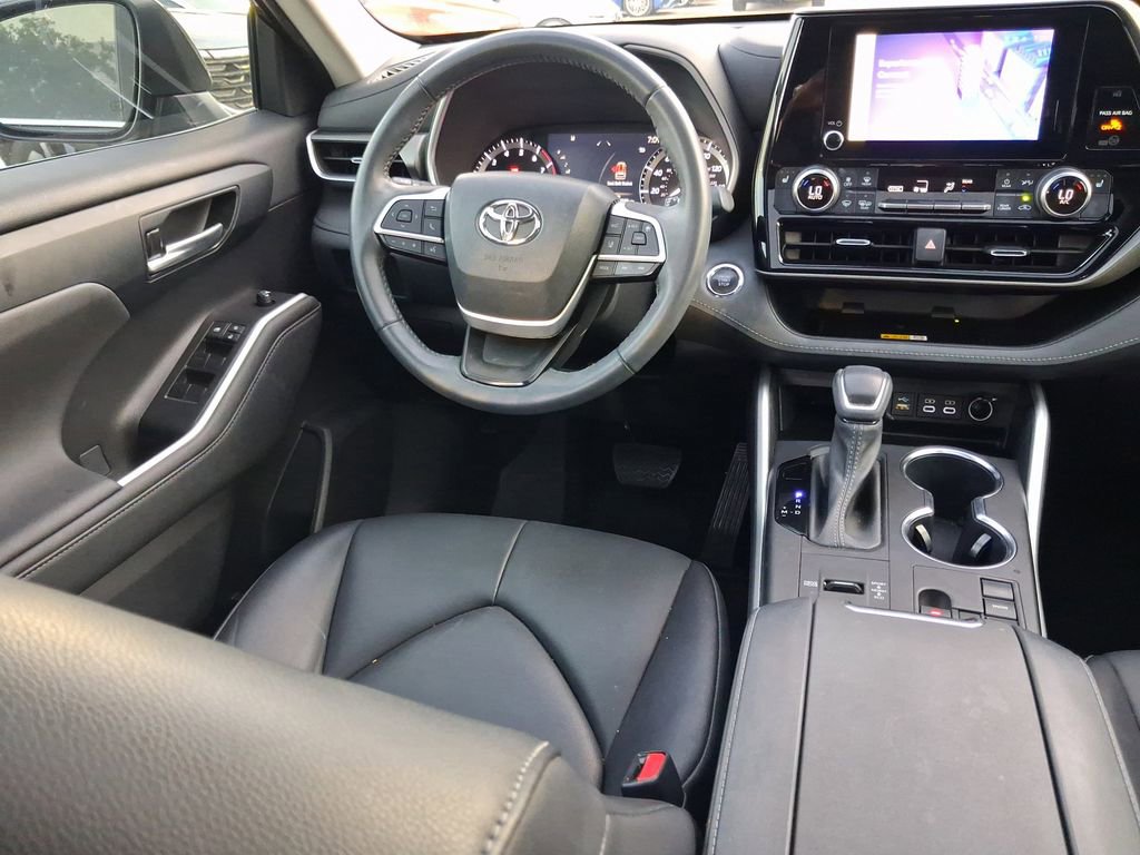 Used 2023 Toyota Highlander XLE FWD image 10