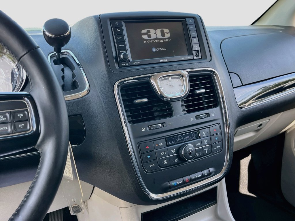 Used 2014 Chrysler Town & Country Touring-L FWD image 13