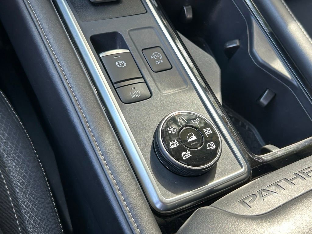 Used 2025 Nissan Pathfinder SV image 56