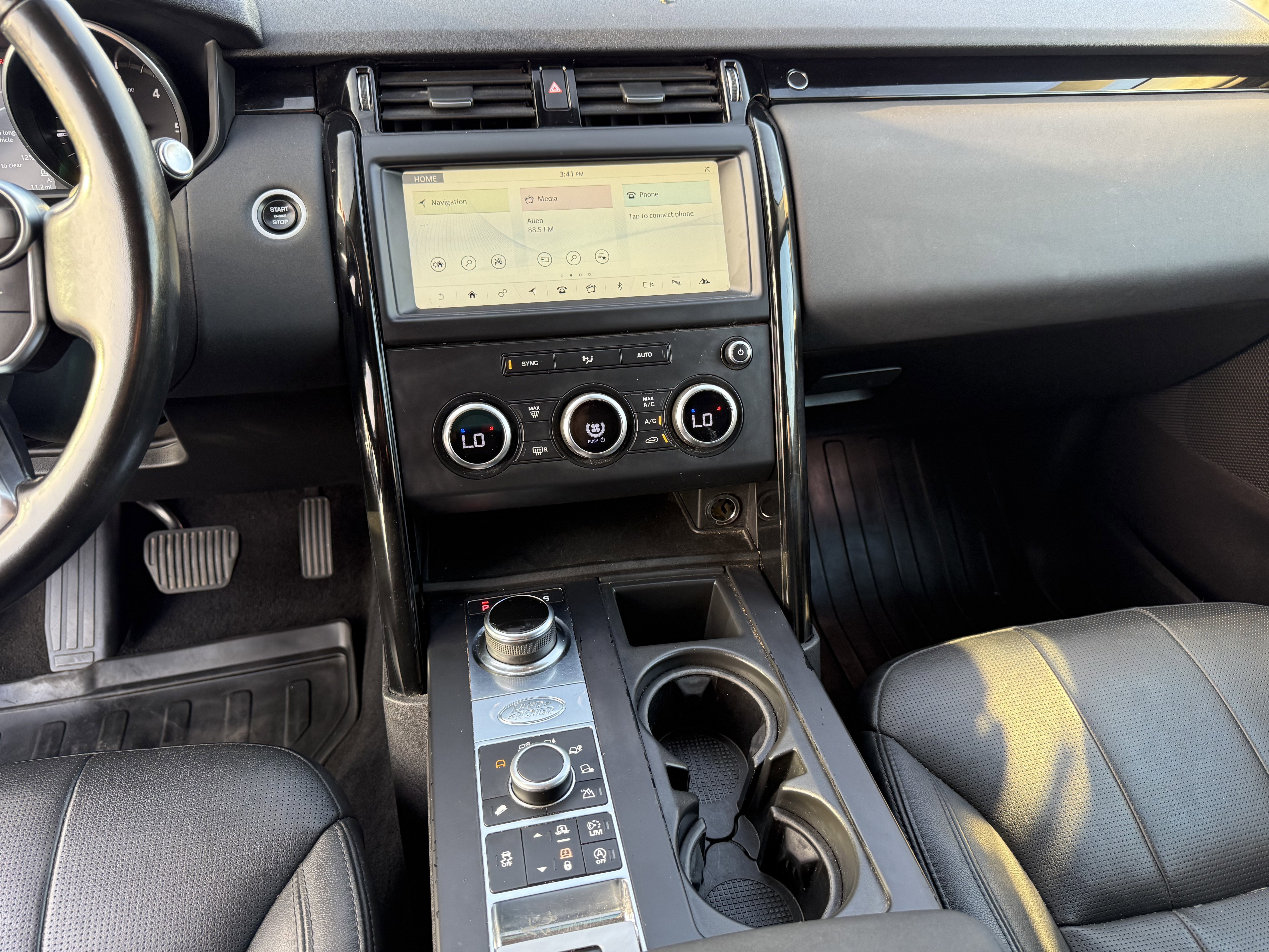 Used 2018 Land Rover Discovery SE image 11