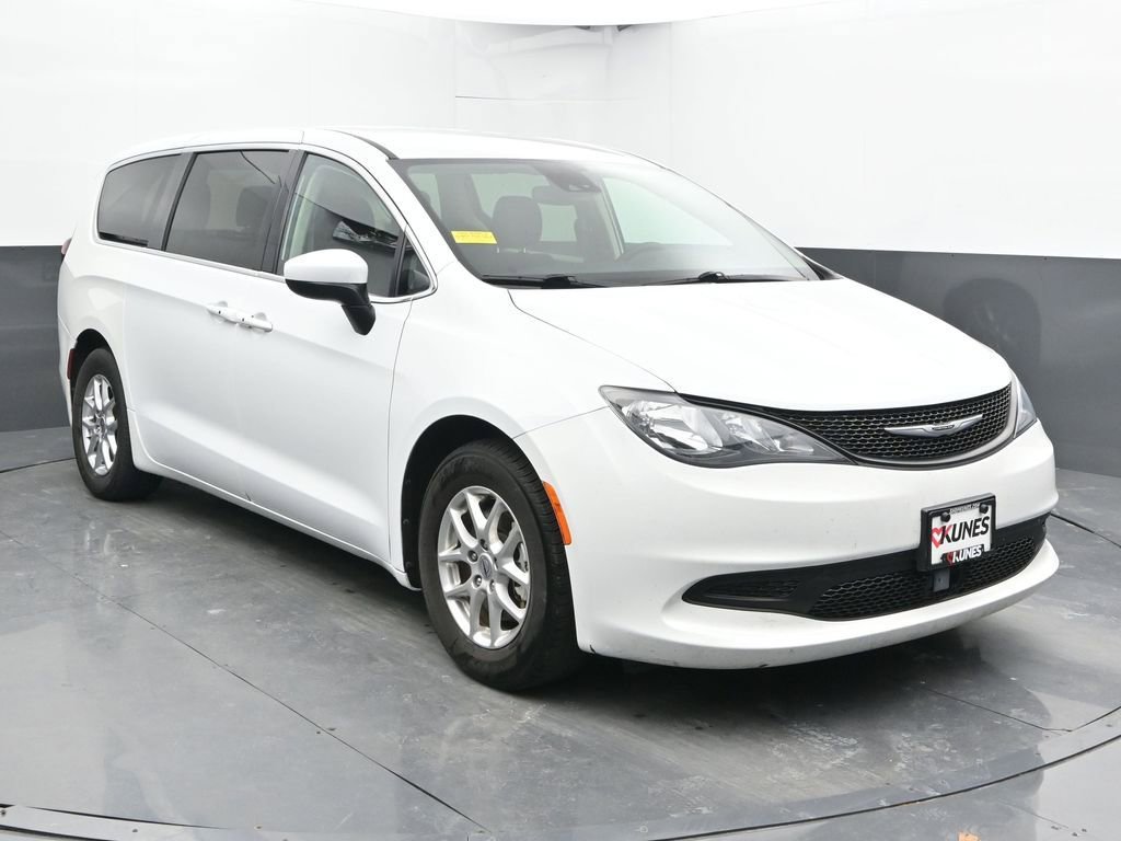 Used 2023 Chrysler Voyager LX FWD image 3