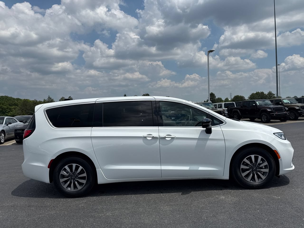 Used 2026 Chrysler Pacifica Select FWD image 2