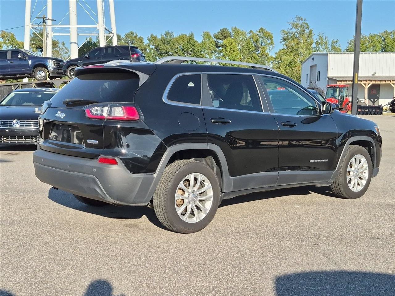 Used 2019 Jeep Cherokee Latitude w/ Popular Appearance Group FWD image 3