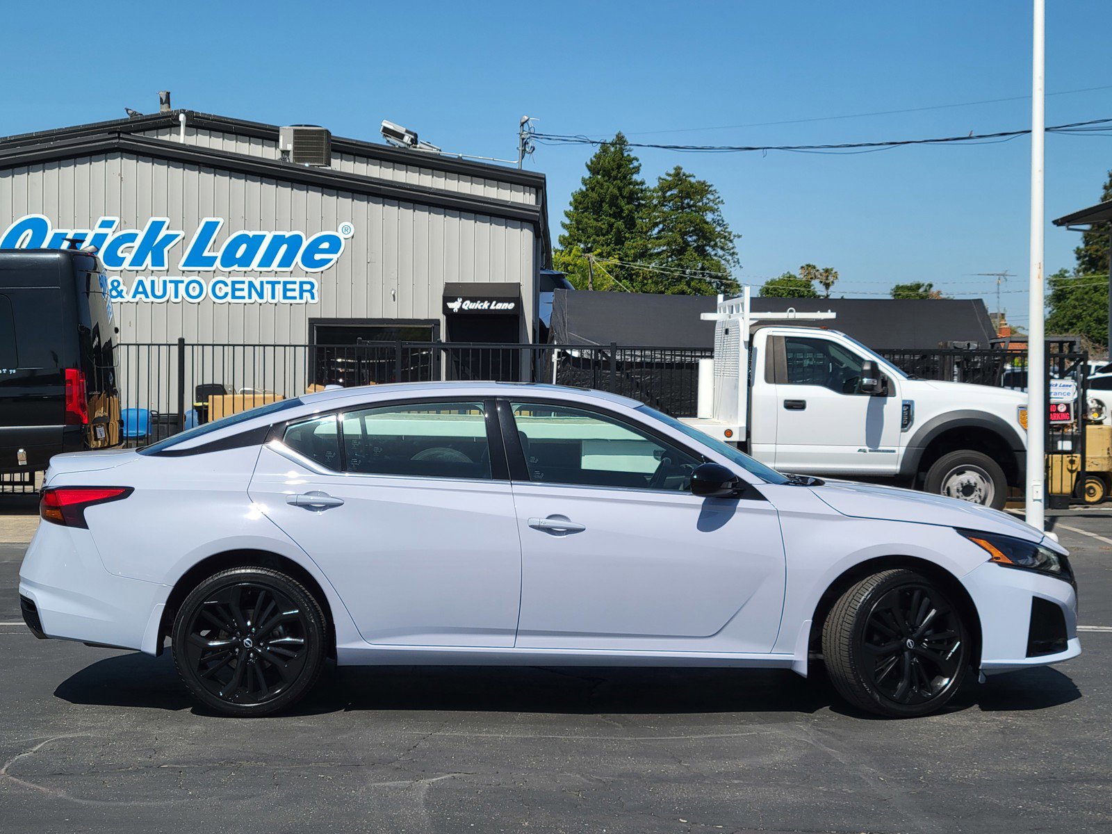 Used 2024 Nissan Altima 2.5 SR w/ SR Premium Package image 3