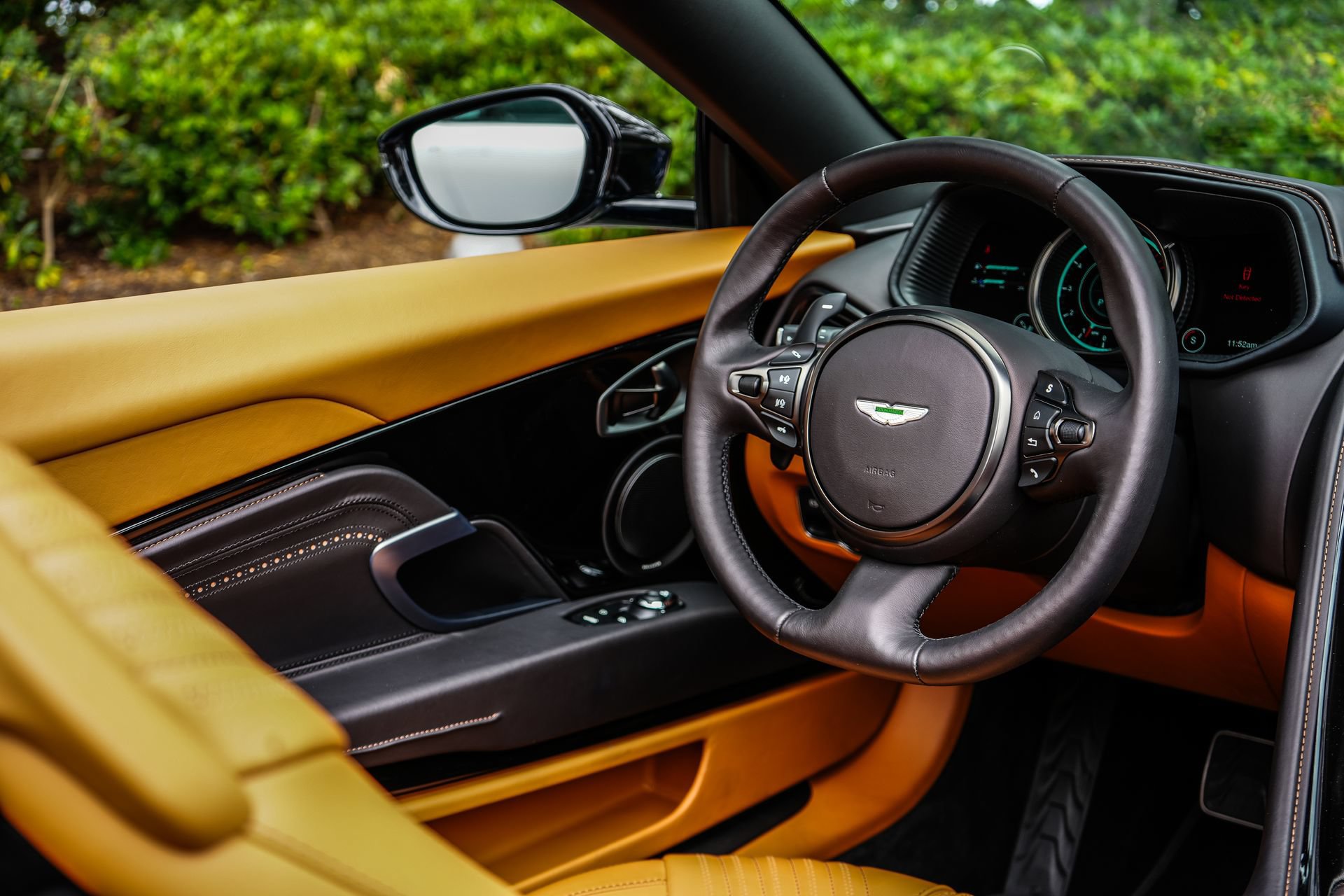 Used 2023 Aston Martin DB11 Volante RWD image 33