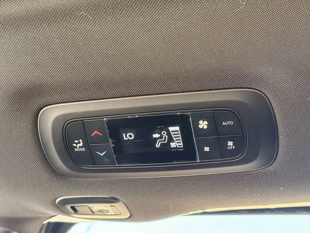 Used 2025 Chrysler Pacifica Premium image 23