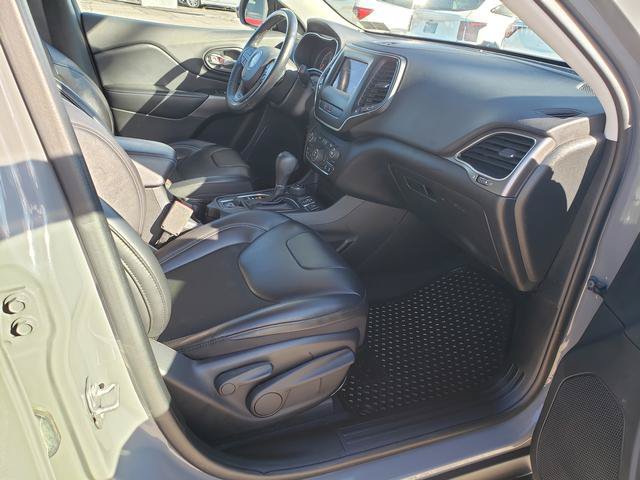 Used 2019 Jeep Cherokee Latitude Plus w/ Cold Weather Group AWD/4WD image 18