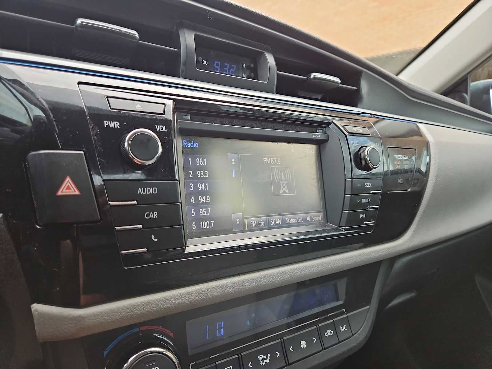 Used 2014 Toyota Corolla LE image 28