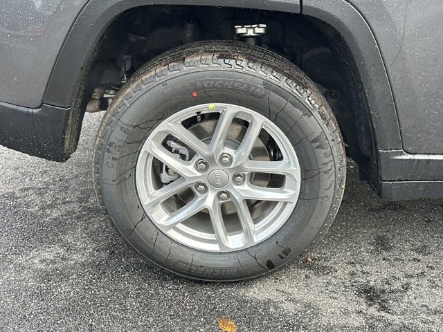 New 2025 Jeep Grand Cherokee Laredo image 17