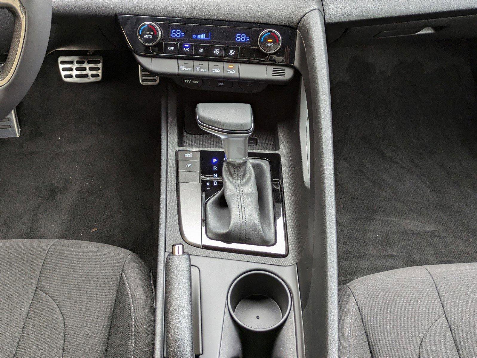 Certified 2025 Hyundai Elantra SEL FWD image 16