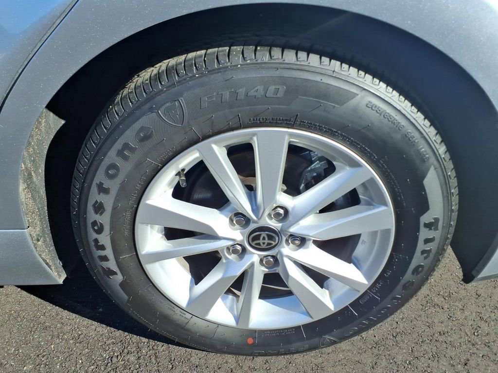 Used 2025 Toyota Camry LE image 9