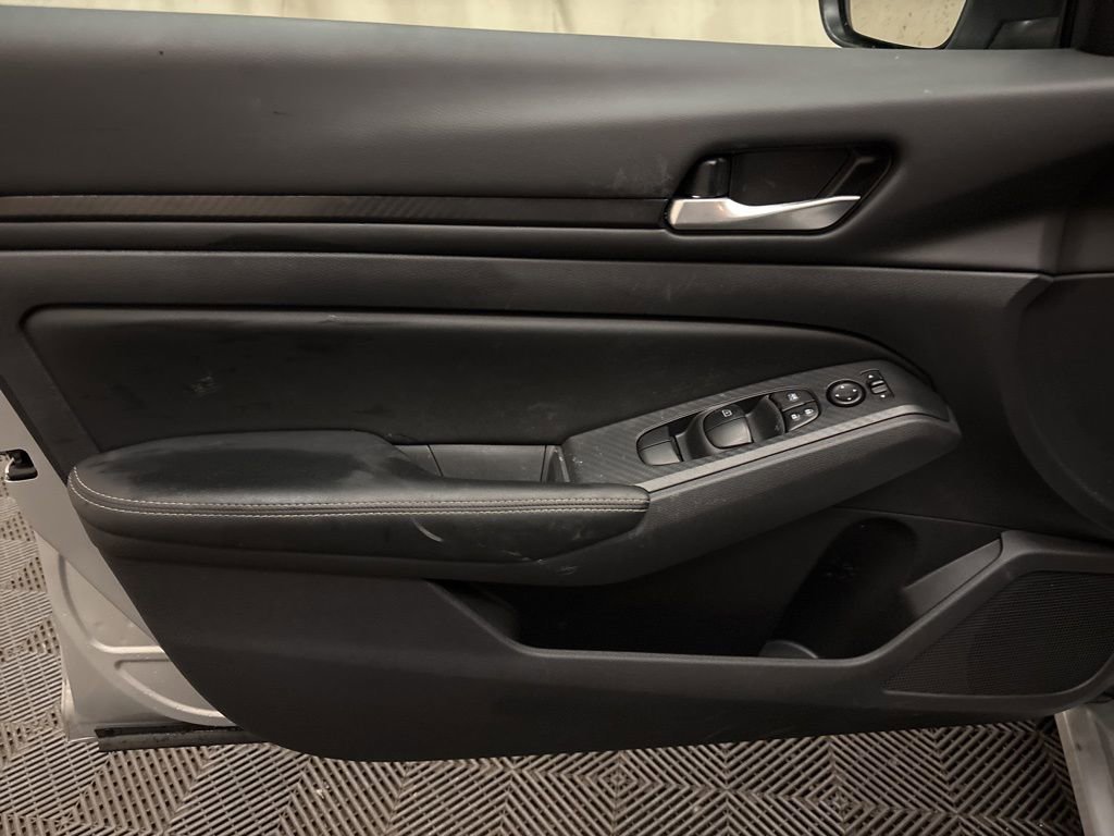 Used 2025 Nissan Altima 2.5 SV image 9