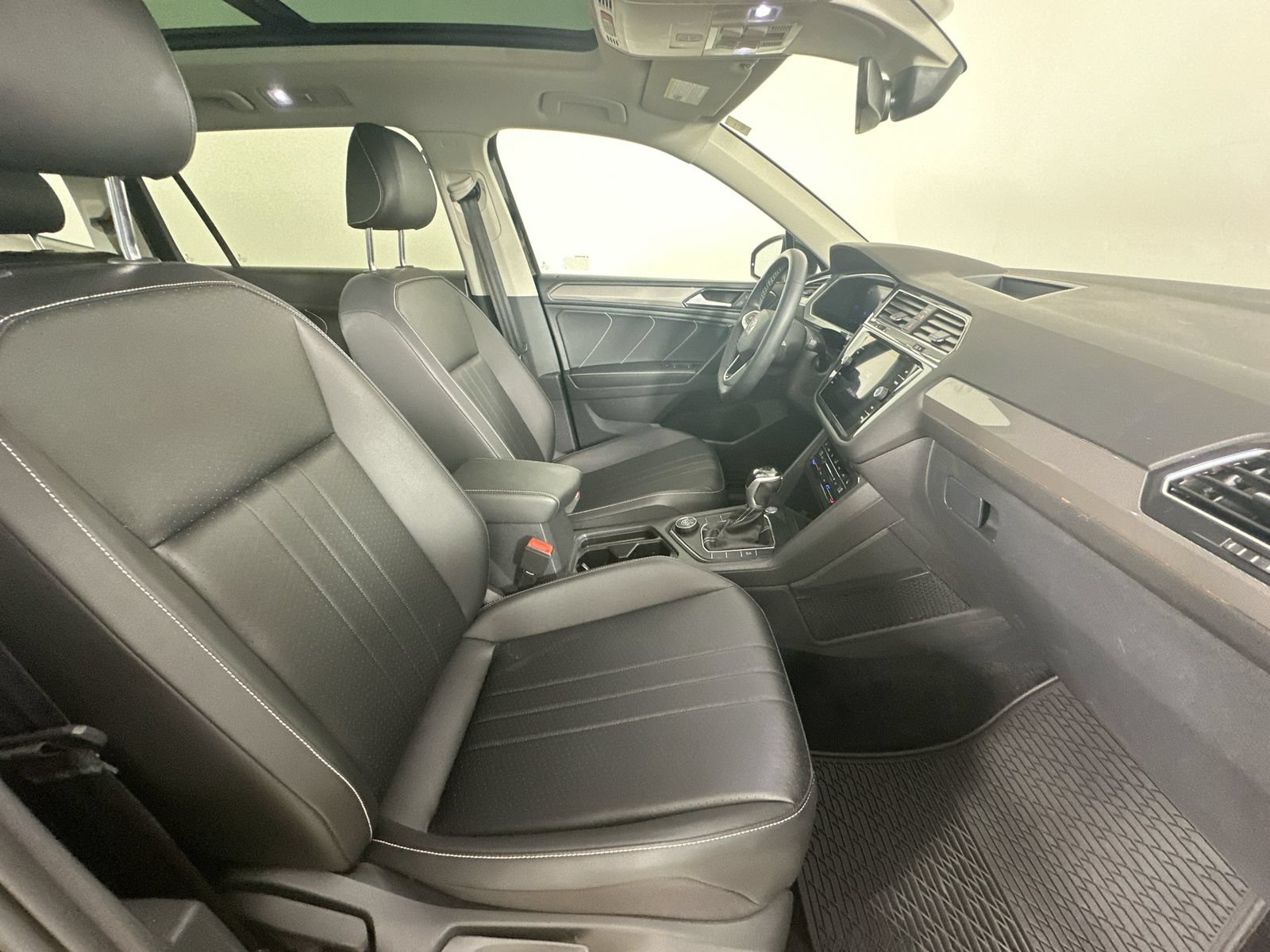 Certified 2023 Volkswagen Tiguan SE w/ Panoramic Sunroof Package AWD/4WD image 45