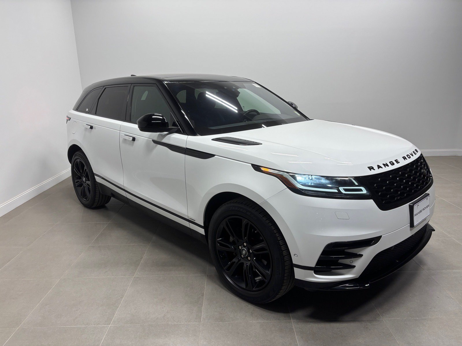 Used 2019 Land Rover Range Rover Velar R-Dynamic SE AWD/4WD image 5