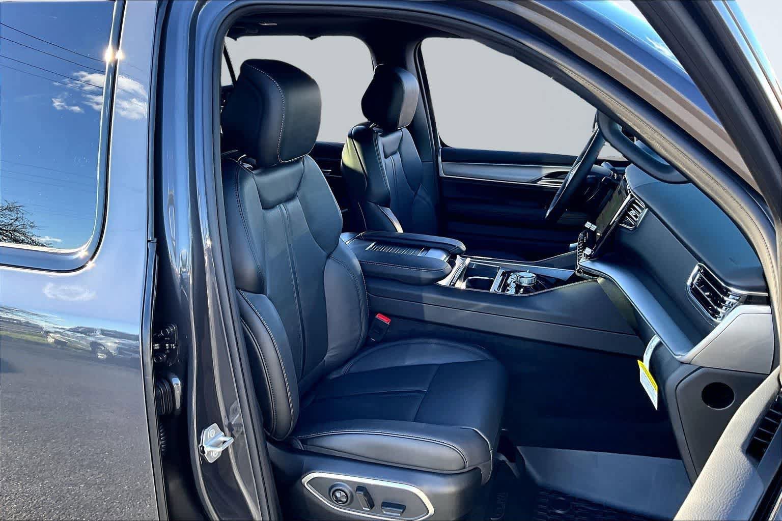 New 2026 Jeep Grand Wagoneer L Limited AWD/4WD image 14