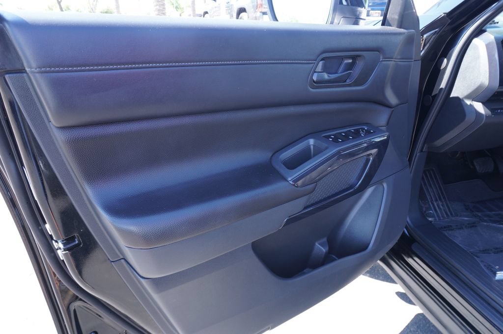 Used 2025 Nissan Pathfinder SV FWD image 15
