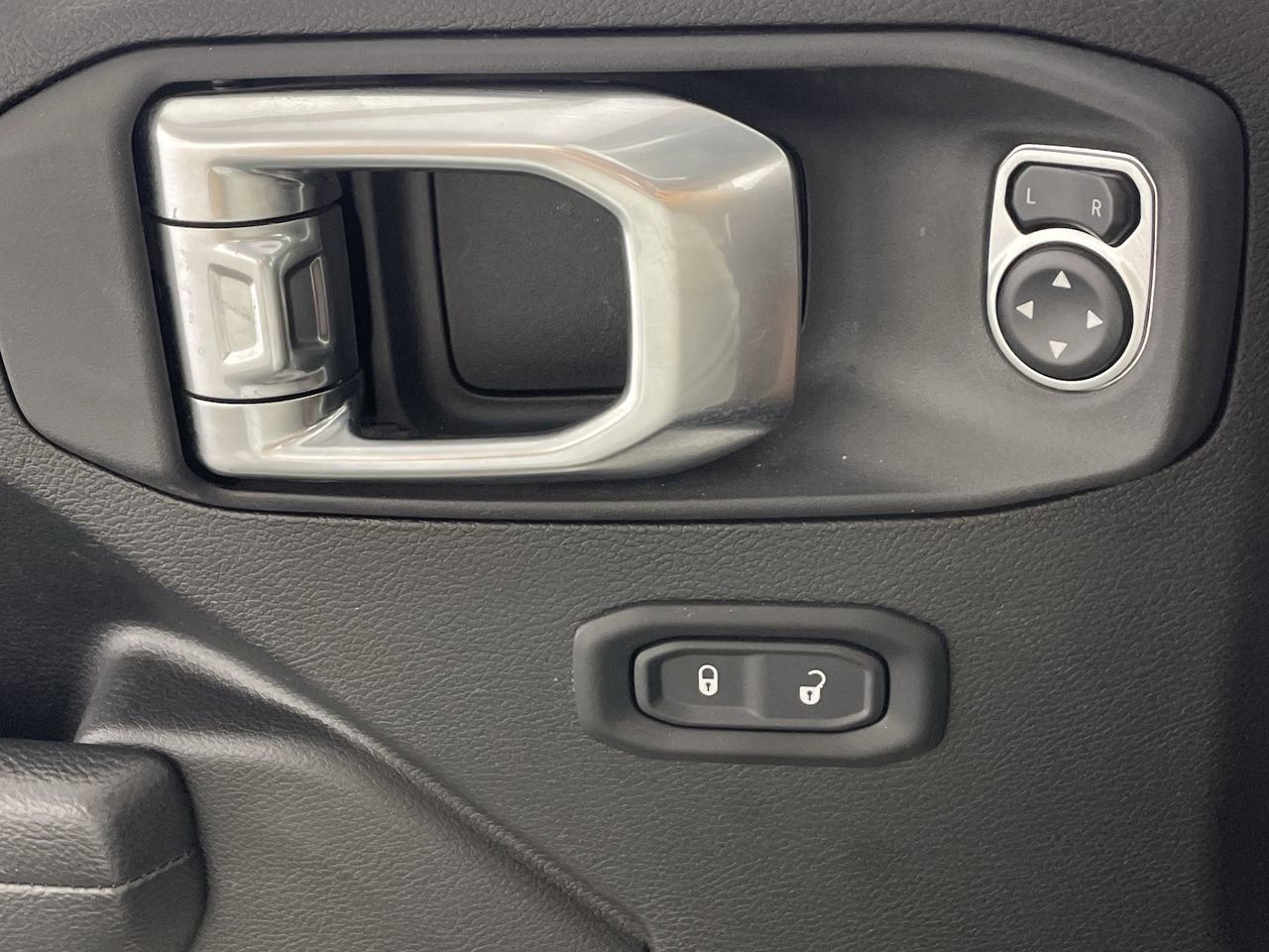 Used 2025 Jeep Wrangler Sport S AWD/4WD image 16