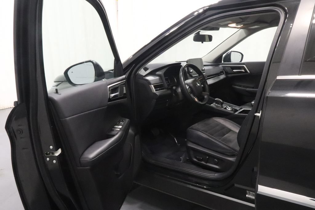 Used 2024 Mitsubishi Outlander SE Black Edition AWD/4WD image 8