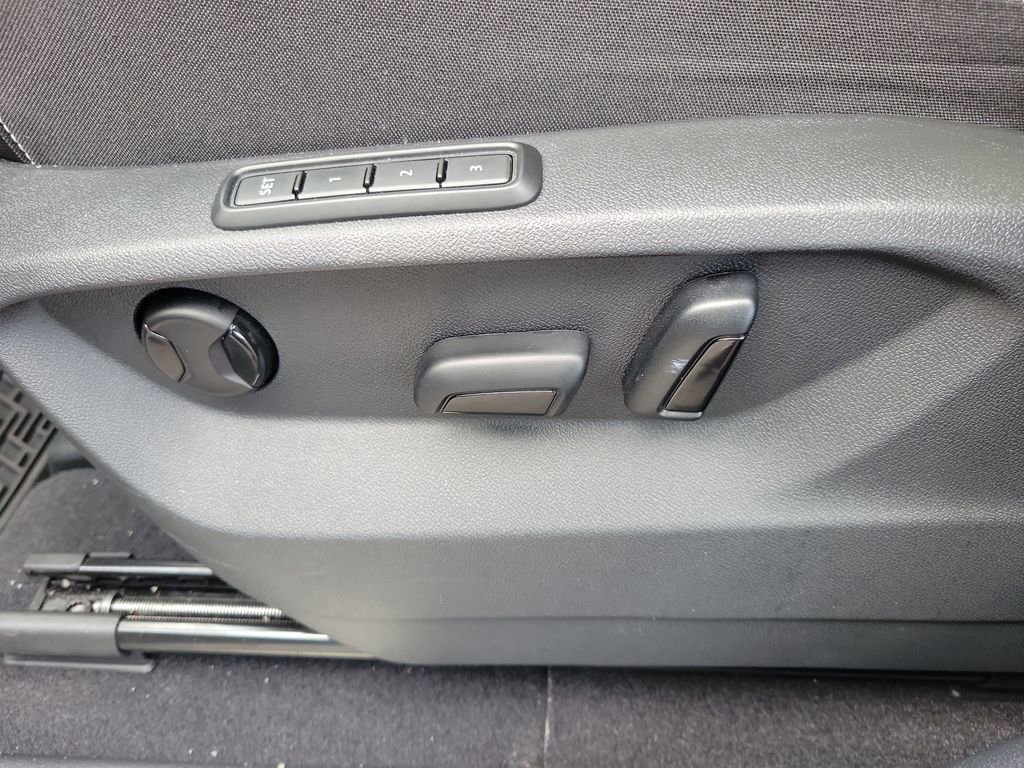 Used 2024 Volkswagen Atlas SEL Premium R-Line image 21