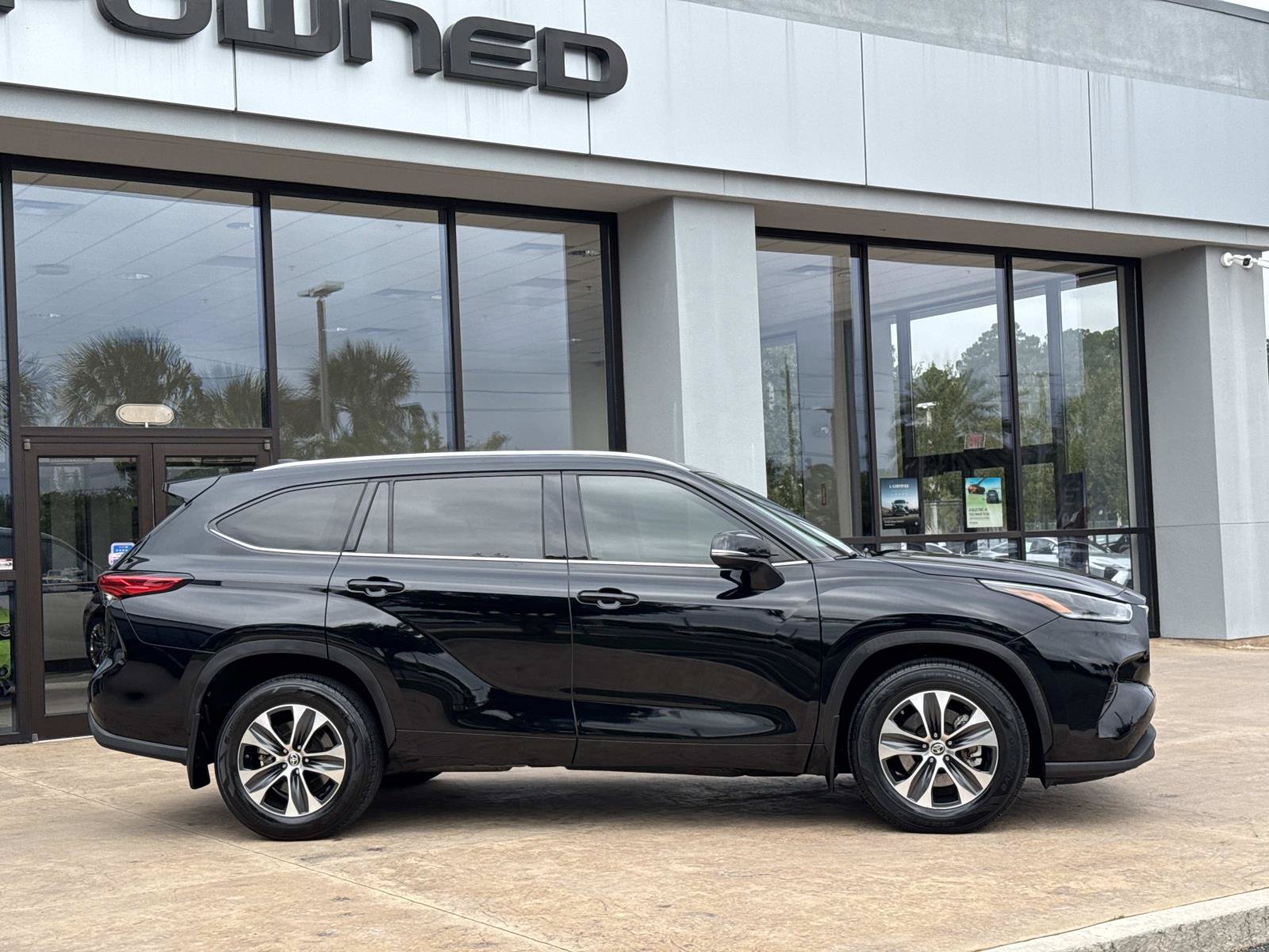 Used 2021 Toyota Highlander XLE AWD/4WD image 2