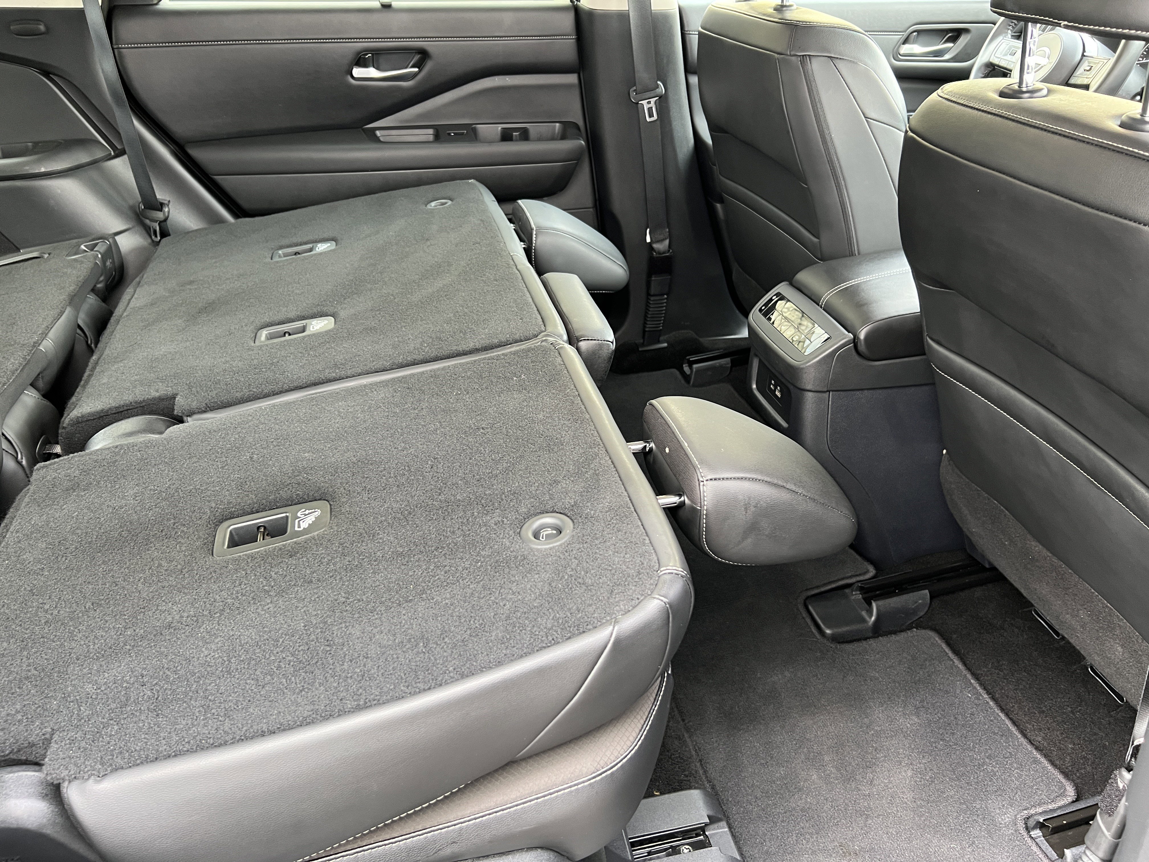Used 2025 Nissan Pathfinder SL AWD/4WD image 25