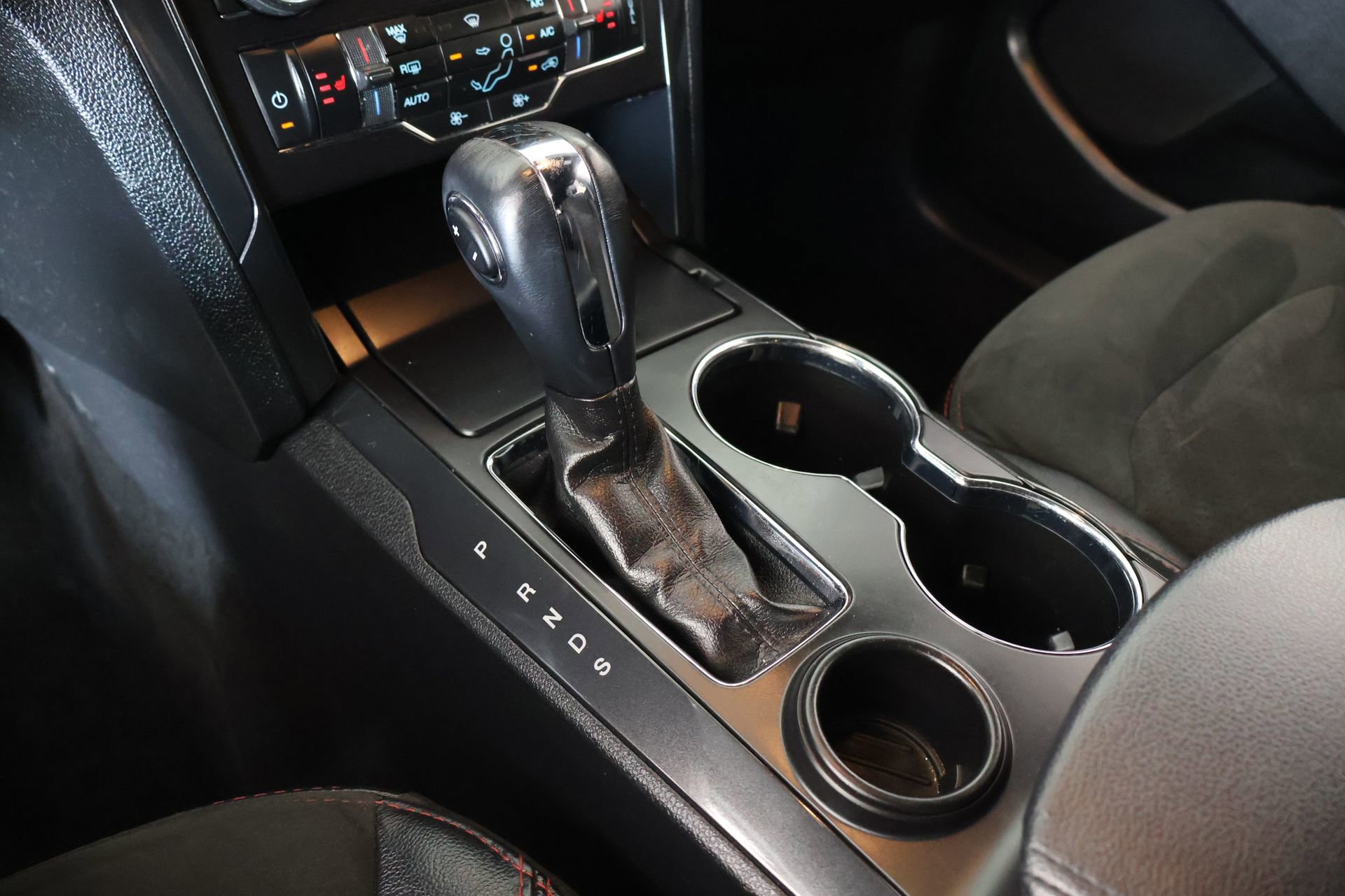 Used 2019 Ford Explorer XLT w/ Equipment Group 202A FWD image 9