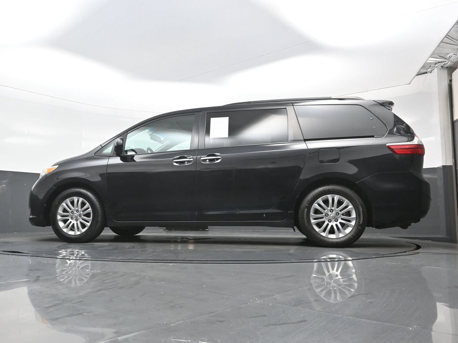 Used 2015 Toyota Sienna XLE w/ XLE Navigation Package FWD image 31