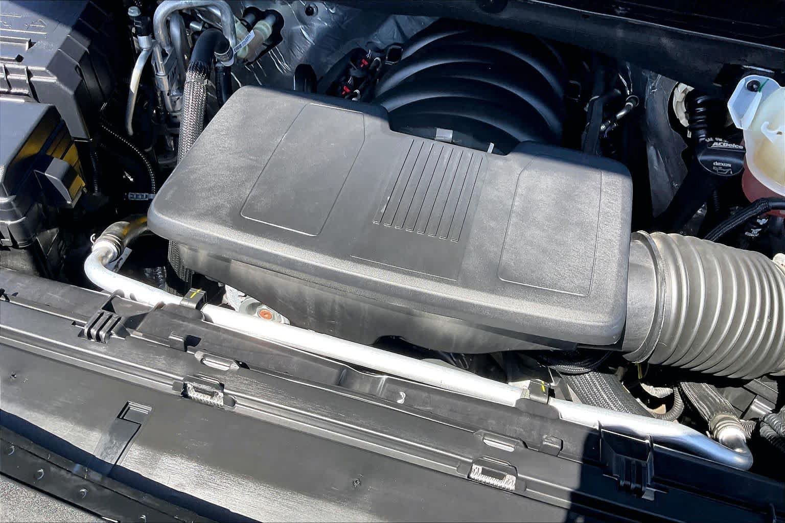 Used 2025 Chevrolet Suburban LS RWD image 29