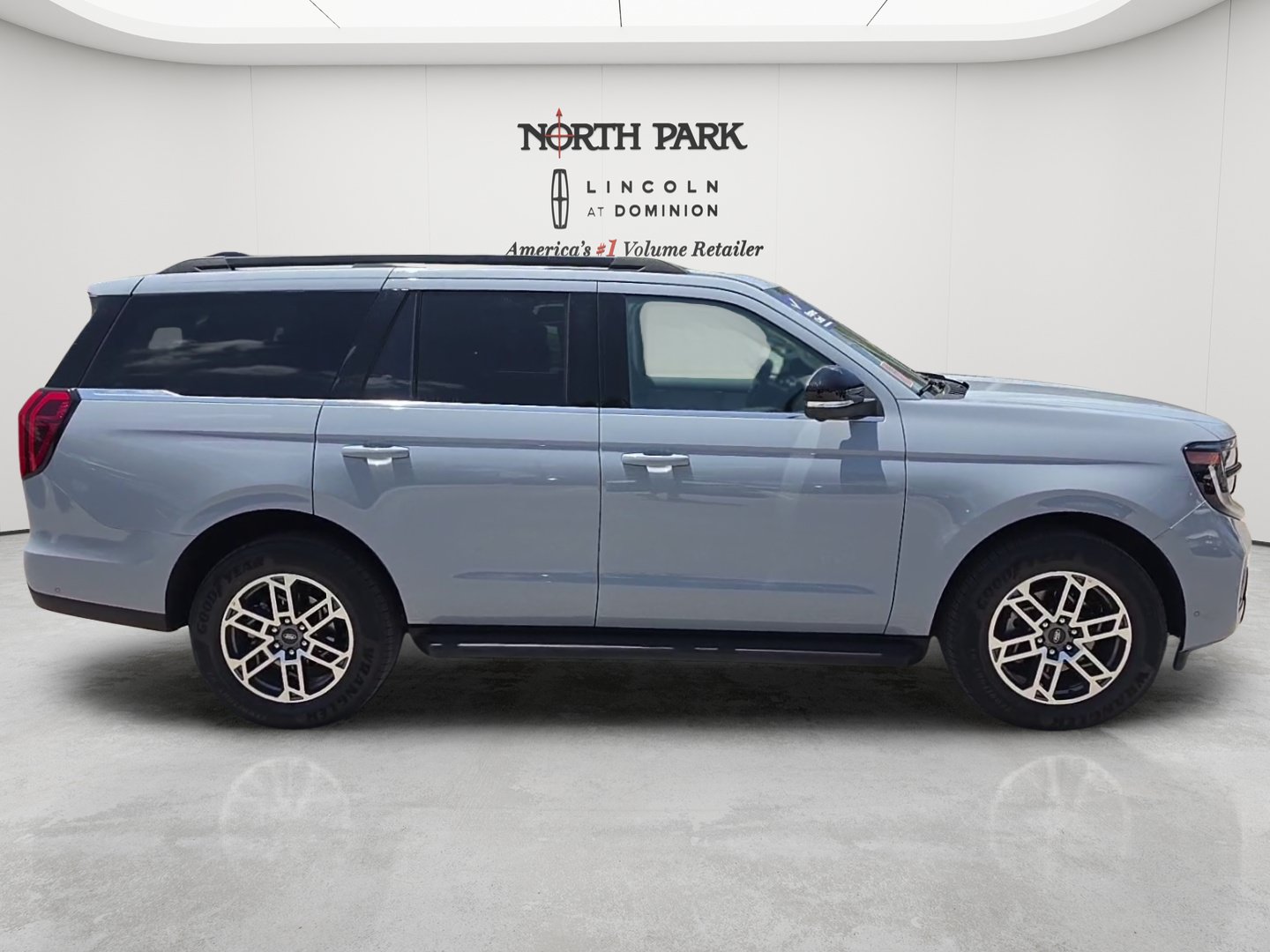 Used 2025 Ford Expedition Active RWD image 6