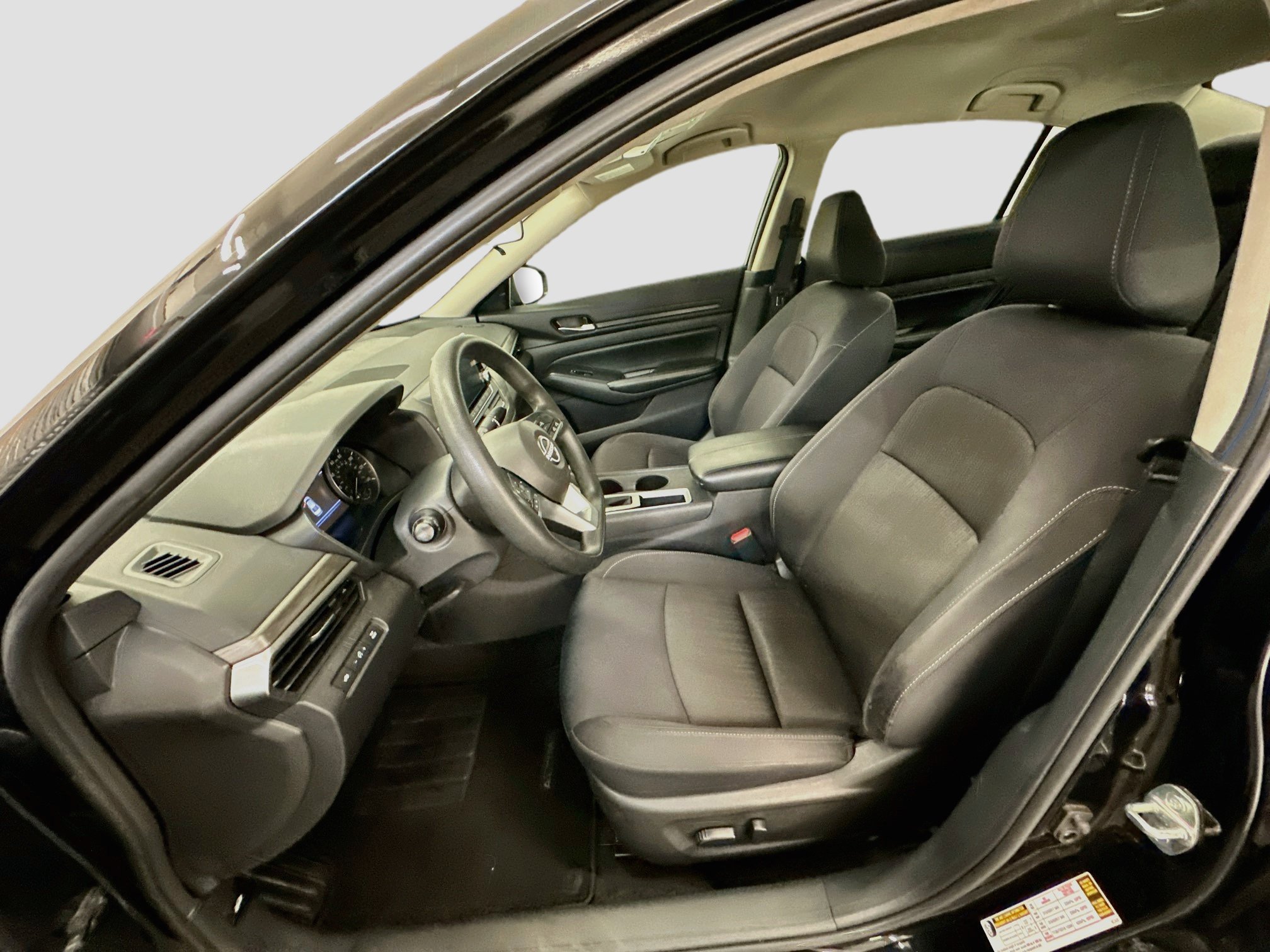 Used 2025 Nissan Altima 2.5 SV FWD image 13