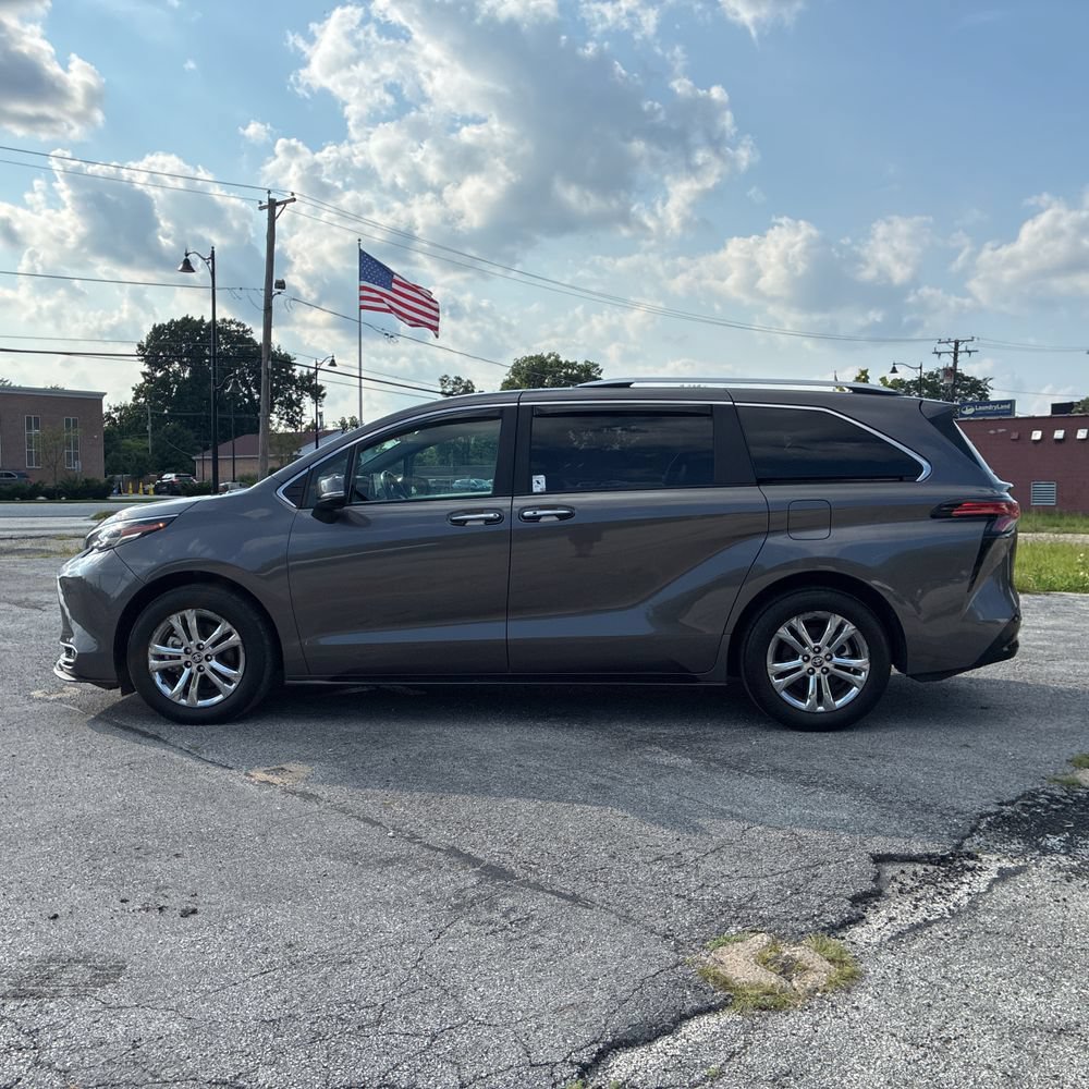 Used 2024 Toyota Sienna Platinum AWD/4WD image 2