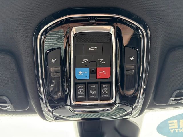 Used 2023 Jeep Grand Cherokee Summit w/ Luxury Tech Group V image 16