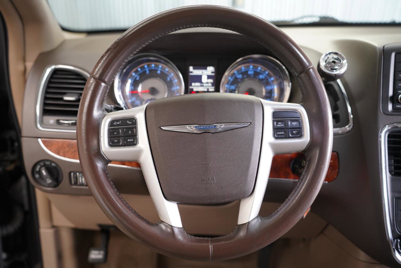 Used 2016 Chrysler Town & Country Touring FWD image 12