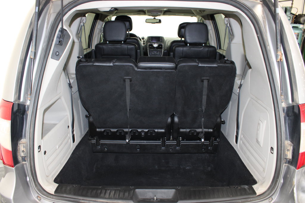 Used 2014 Chrysler Town & Country Touring FWD image 7