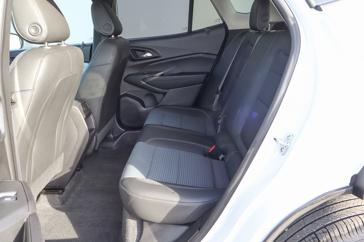 Used 2025 Chevrolet Trax LT w/ LT Convenience Package FWD image 8