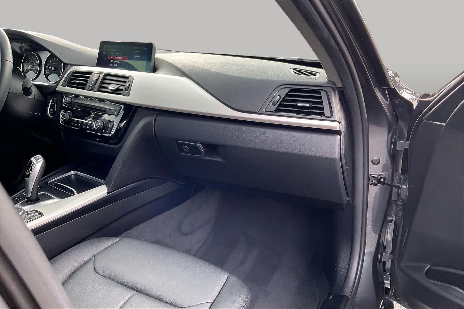 Used 2018 BMW 320i xDrive Sedan AWD/4WD image 18