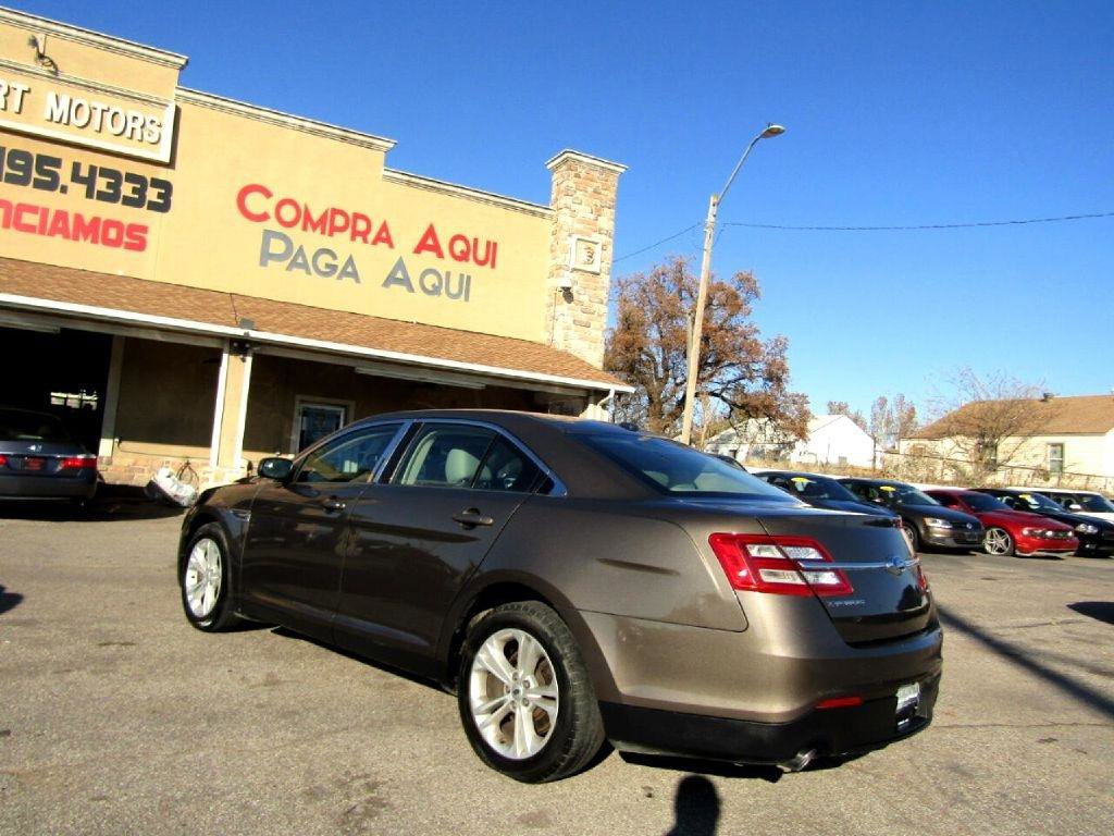 Used 2016 Ford Taurus SE FWD image 2