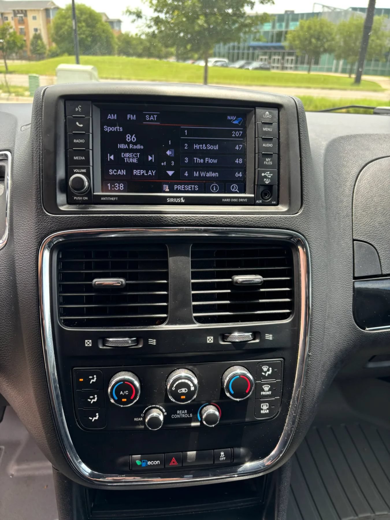 Used 2018 Dodge Grand Caravan SXT w/ Blacktop Package FWD image 15