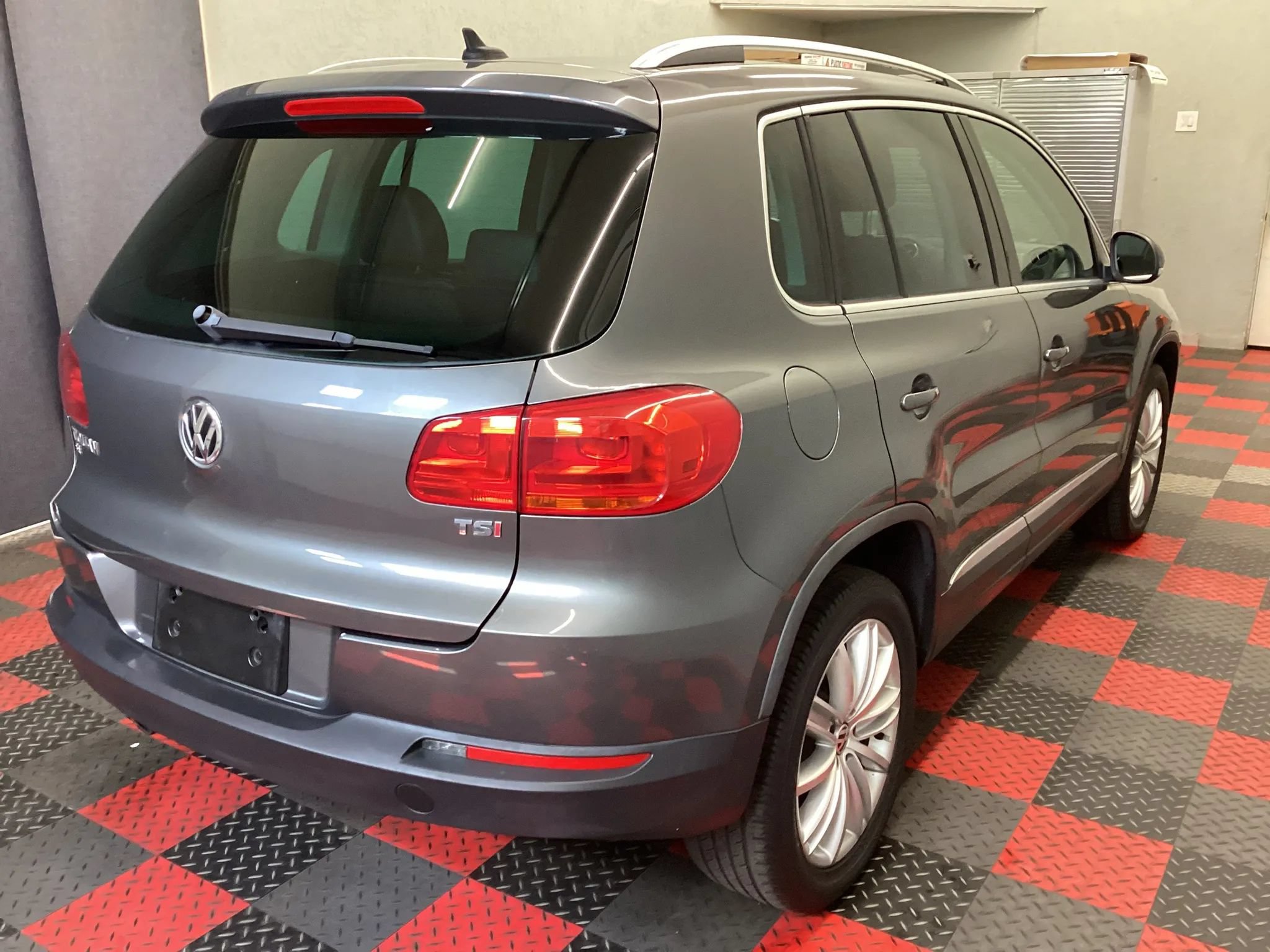Used 2016 Volkswagen Tiguan SE FWD image 3