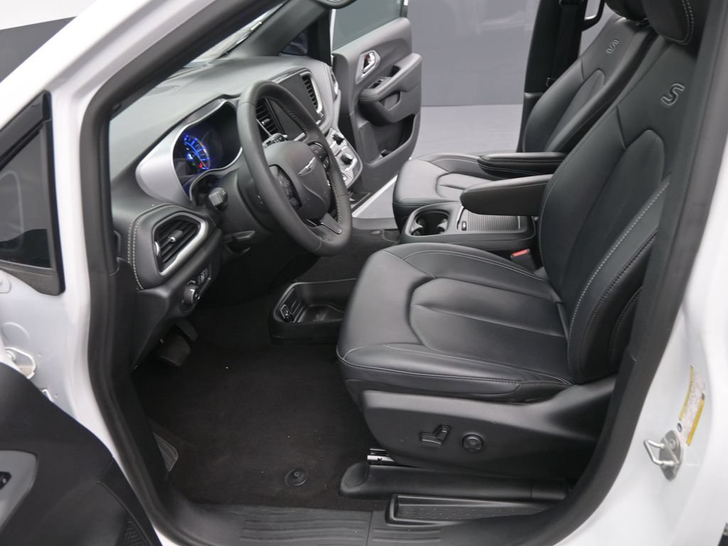 Used 2024 Chrysler Pacifica Limited FWD image 19