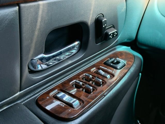 Used 2002 Lincoln Town Car Executive RWD image 23