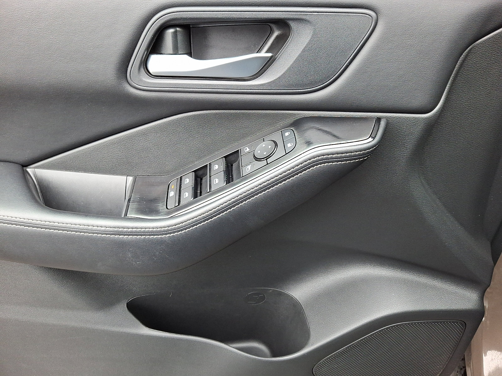 Used 2025 Nissan Rogue SV image 12